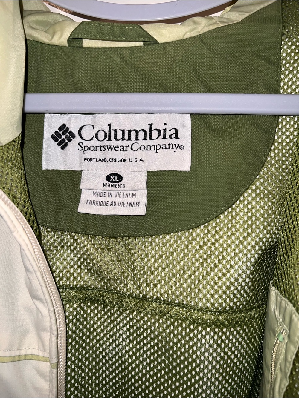 Columbia Cream Hooded Windbreaker with Pale Green Lining - Picture 5 of 7